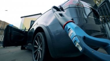 Şarj, modern elektrikli araba alttan görünüm.