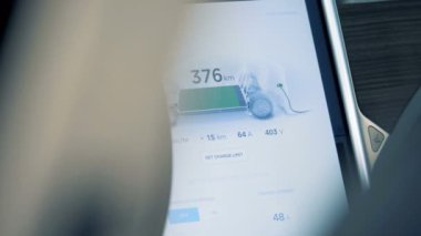 Bir electromobile bir monitör yakından.