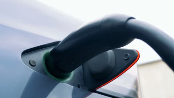 Elektrische auto opladen met apparatuur, close-up. — Stockvideo
