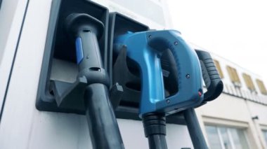 Bir kişi özel bir makineden bir fiş alır, yakın çekim.