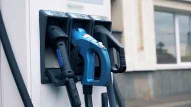 Bir özel bir makinedeki fişleri asmak şarj, yakın çekim.
