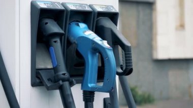 Kişi bir istasyonundan kullandığınız, yakın çekim için şarj bir fiş alır.