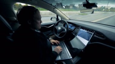 Bir pilotta gidiyor bir electromobile. Fütüristik otomatik elektrikli otomobil sürüş kendi kendine.