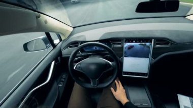 Kişi kendi kendine sürüş araba denetler. Özerk otomatik pilot sürücüsüz araç