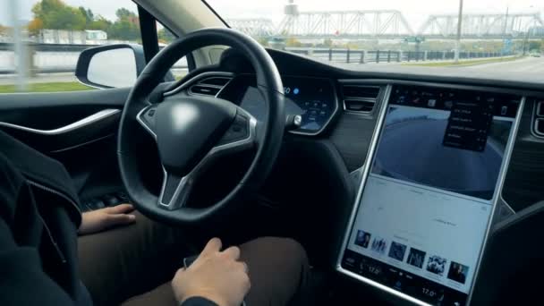 Fahrer tippt auf einem Monitor, während ein Auto auf Autopilot geht, Nahaufnahme. — Stockvideo