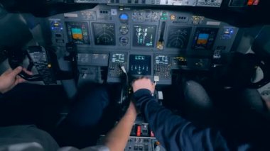 Pilotlar uçuş simülatörü içinde oturan yakın çekim.