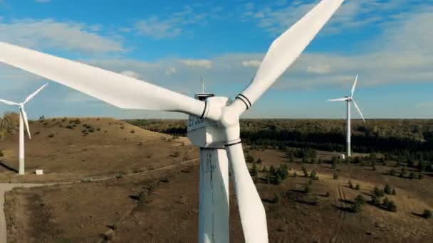 Moderna turbina eólica funcionando. Energía verde, concepto de energía renovable . — Vídeos de Stock