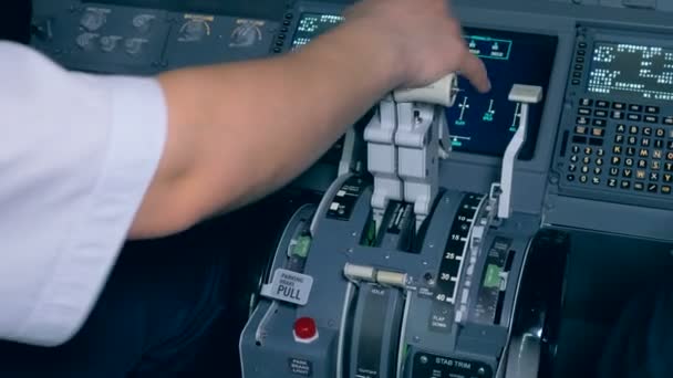 Um piloto trabalha em um cockpit, de perto . — Vídeo de Stock