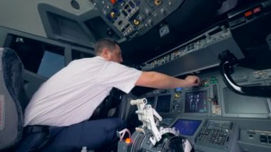 Bir pilot yan görünüm bir uçuş için hazır hale getirilir.