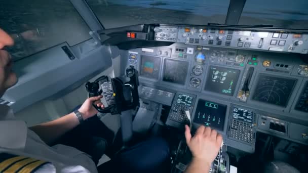 Hombre Aterriza Avión Usando Una Rueda Control — Vídeos de Stock