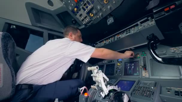 Un piloto se prepara para un vuelo, vista lateral . — Vídeo de stock