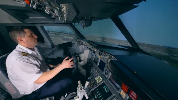 Entrenamiento del hombre en un simulador de avión, vista lateral . — Vídeo de stock