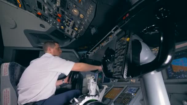 A pilot practices in a special plane simulator, side view. — Stock Video