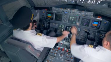 İnsanlar bir uçak simülatörü, üstten görünüm pilot.