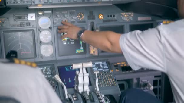 Piloten sprechen im Cockpit aus nächster Nähe. — Stockvideo