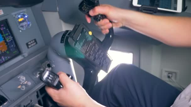 Профессиональный пилот держит штурвал, крупным планом . — стоковое видео
