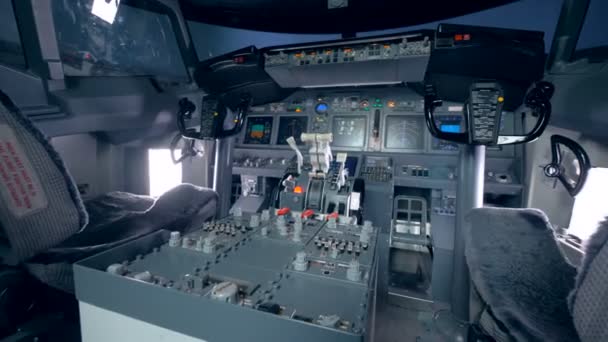 Een lege cockpit van een vliegtuig. — Stockvideo