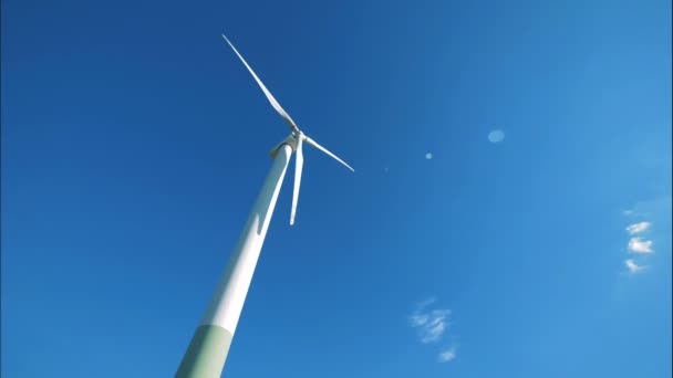 Obrotowej turbiny wiatrowej na tle nieba. Alternatywnej energii odnawialnej, koncepcja przyjazny środowisku. — Wideo stockowe