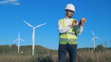 Onlara yakın bir enerji uzman çalışma ile işleyen rüzgar türbinleri