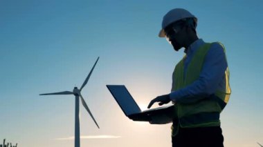 Aeromotor yanında olmak bir erkek mühendis ile döner. Yenilenebilir alternatif enerji, çevre dostu kavramı.