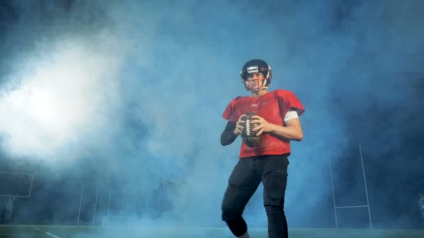 Volledig uitgeruste mannelijke american football speler in de wolken van rook — Stockvideo