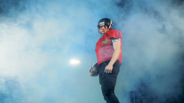 Stade sinistre avec un footballeur américain se préparant pour un lancer — Video