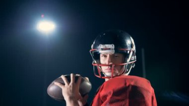 Bir Amerikan futbol oyuncunun elinde topuyla yürüyüş yakın çekim