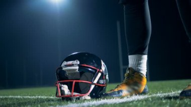 Yerden bir atlet tarafından aldı sportif kask, yakın çekim