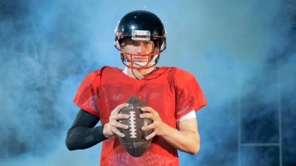 American football athlete is getting ready to toss the ball — Stock Video