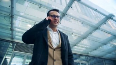 Modern ofis telefon sohbet bir işadamı ile Binası.