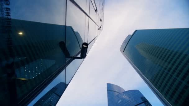 Nadeel uitzicht op de wolkenkrabbers van de stad en een bewakingscamera. 6 k Cinema camera beelden. — Stockvideo