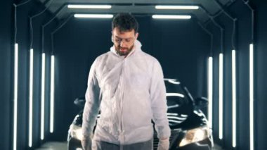 Mekanik bir cam tekerleği ile yürüyüş ve kameraya bakıyor