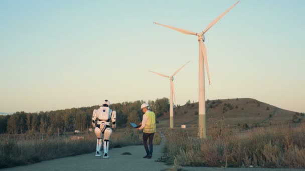 Un ingénieur contrôle un robot, vue arrière .