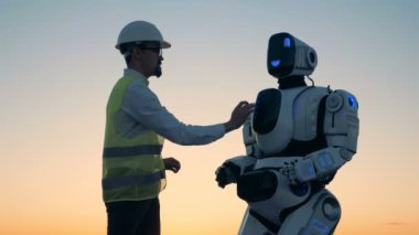 Dostum günbatımı bir arka plan üzerinde bir android ile çalışır yakın çekim.