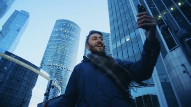 Turist videocall ayakta gökdelenler yapma. Epik sinema kamera vurdu.