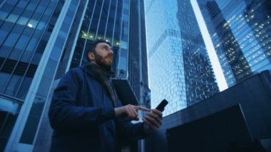 İş karmaşık onun smartphone yanında çalışan bir adamla.