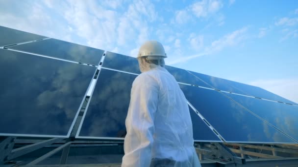 Reinigungsprozess von Solaranlagen reflektierende Oberfläche von einem männlichen Arbeiter gehalten. Grünes Energiekonzept. — Stockvideo