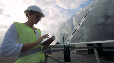 Glasslike Güneş Kurulum ve yanında çalışan bir Bayan Müfettiş