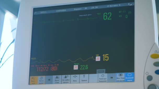 Un monitor con ritmo cardíaco, primer plano . — Vídeo de stock