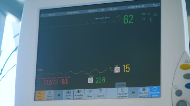 心拍数のモニターをクローズ アップ. — ストック動画