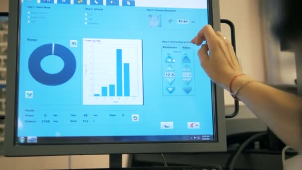 Infermiera lavora con un dispositivo medico, digitando su un touchscreen . — Video Stock