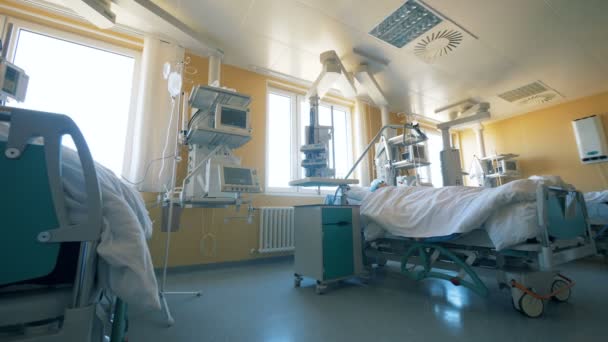 Moderne ward bij een kliniek. Ziekenhuis kamer vol van medische apparatuur. — Stockvideo