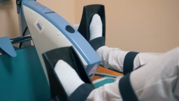 Пацієнт тренується під час лікування. 4-кілометровий . — стокове відео