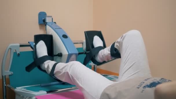 Один человек работает над ортопедическим устройством, крупным планом . — стоковое видео