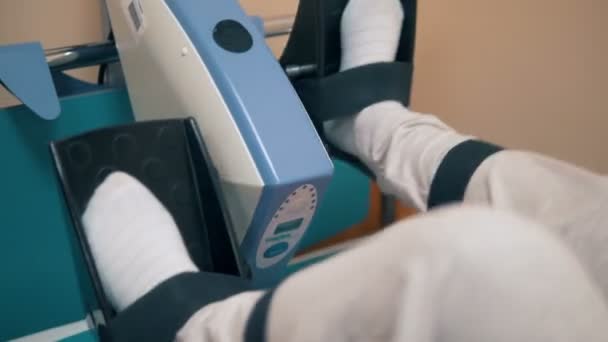 Patienten Spins Pedalerna Medicinsk Maskin Sjukgymnastik Vid Klinik — Stockvideo