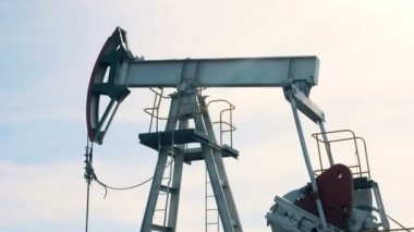 İşleyen petrol derrick çalışma işlemi sırasında. Çalışma yağ pompaları, bir arka plan üzerinde petrol kuyularında.