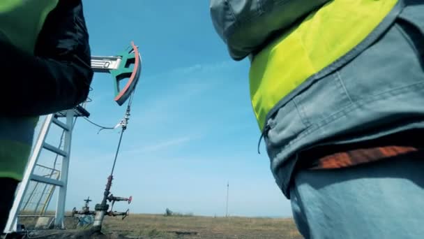 Dos expertos en bombeo de petróleo y energéticos conversando — Vídeos de Stock