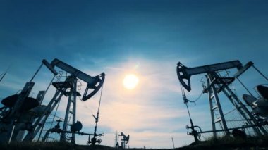 Güneşli manzara iki derricks benzin pompalama ile. Enerji, petrol, gaz, yakıt pompa teçhizat.