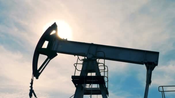 Derrick petrolifero nel processo di estrazione della benzina — Video Stock