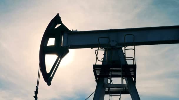 Olie, brandstof derrick is langzaam omhoog en omlaag verplaatsen — Stockvideo